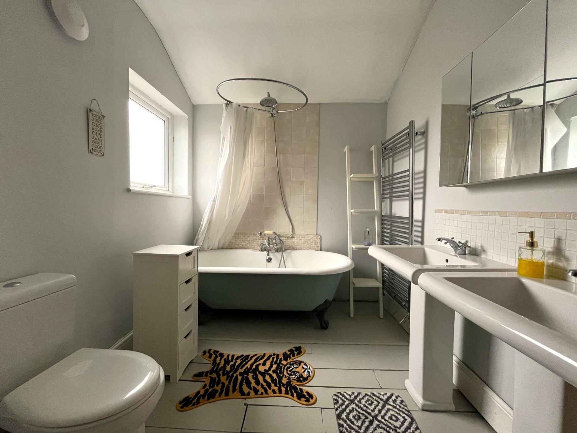 Charming Cottage Retreat With Garden - Sleeps 12 บริสตอล ภายนอก รูปภาพ