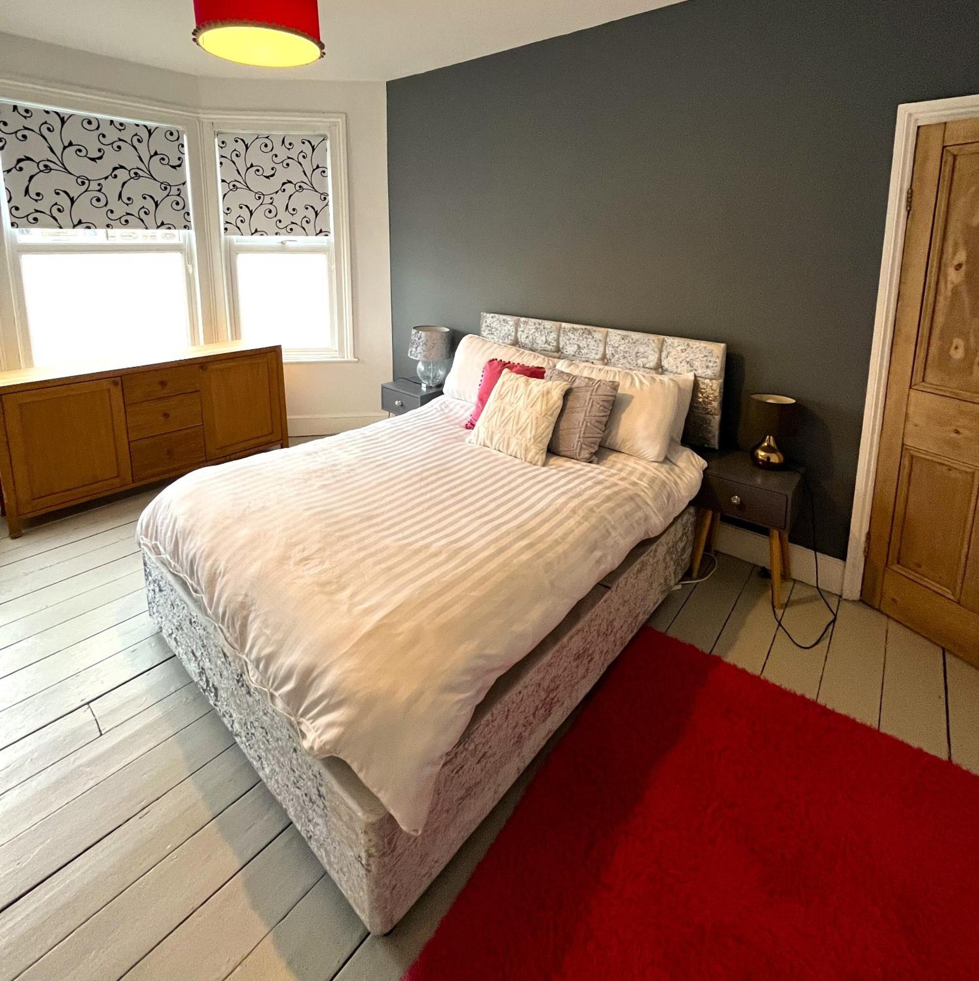 Charming Cottage Retreat With Garden - Sleeps 12 บริสตอล ภายนอก รูปภาพ